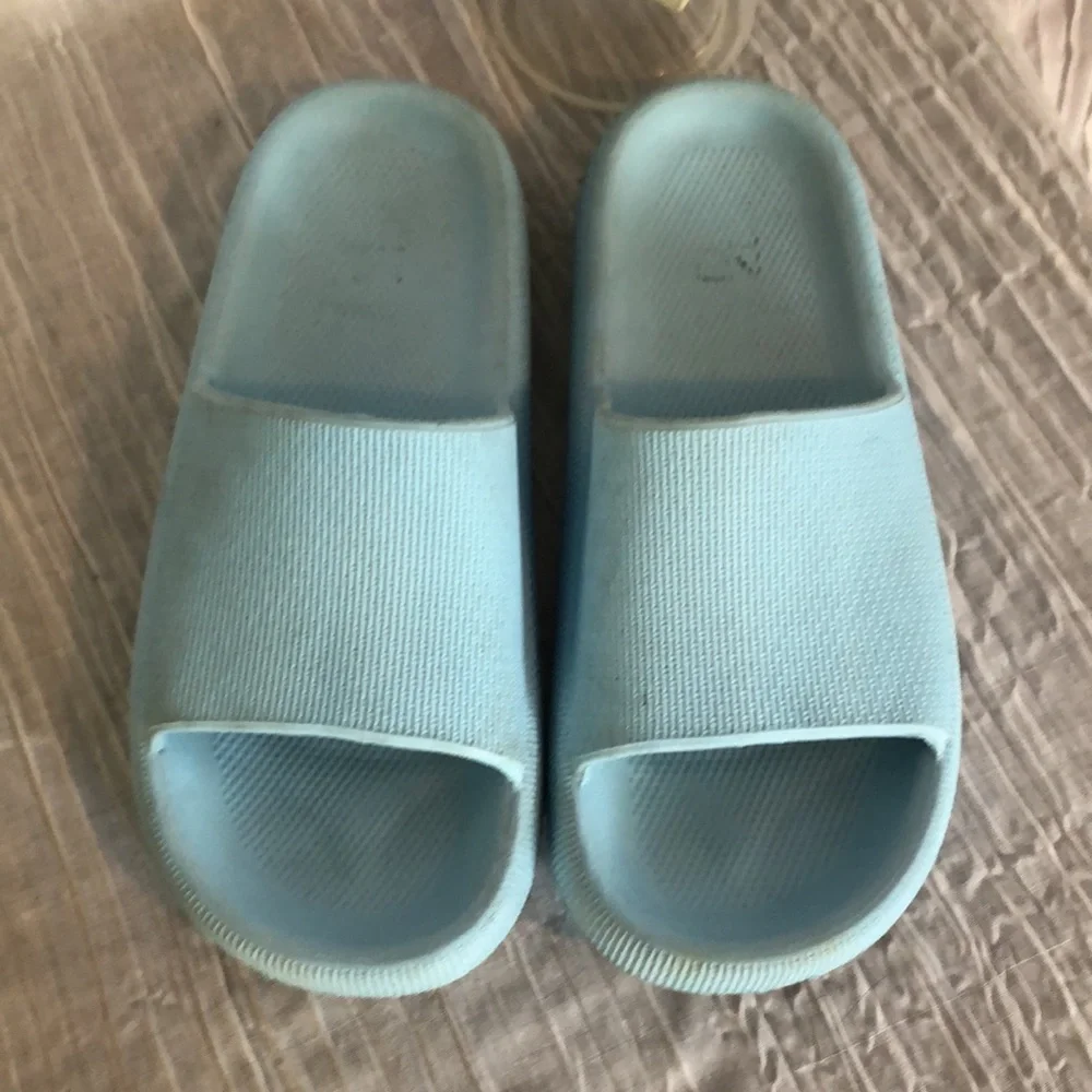 CLOUD SLIDES light blue size 6 water shoes sandals casual summer shoes